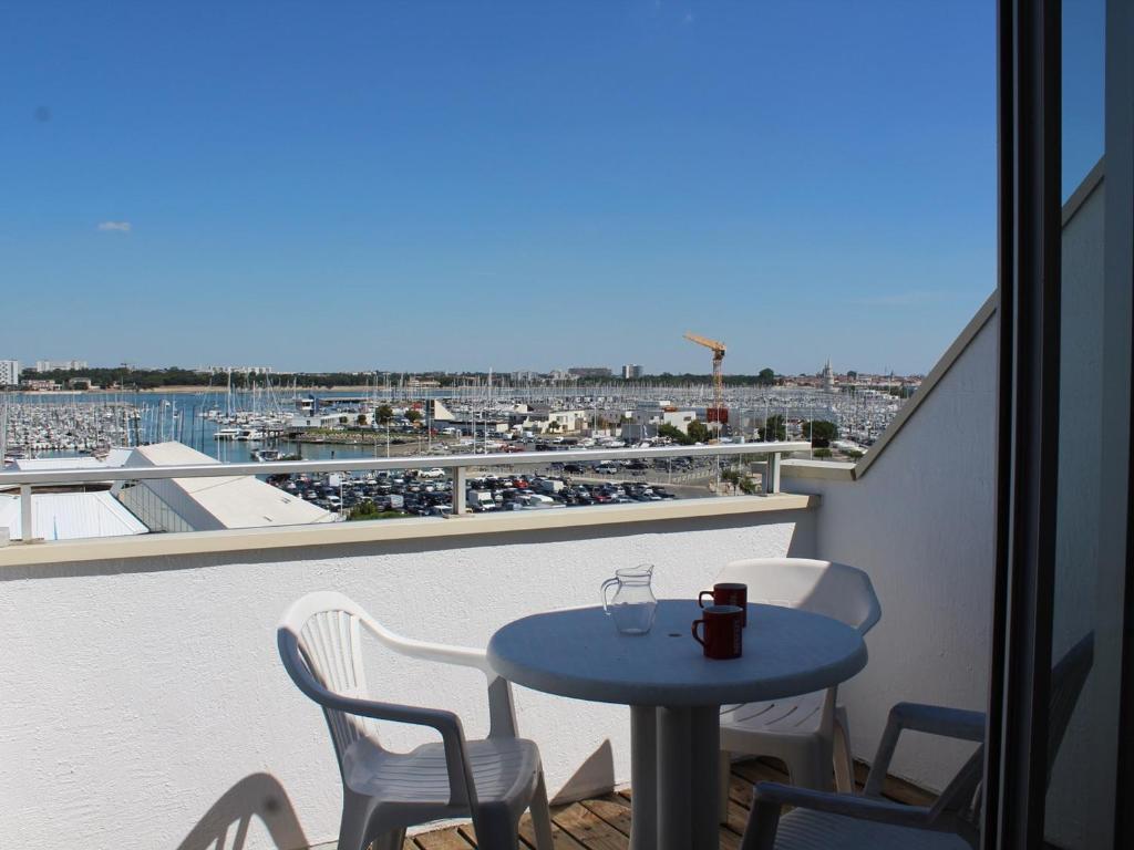 En balkong eller terrass på Appartement La Rochelle, 2 pièces, 3 personnes - FR-1-246-541