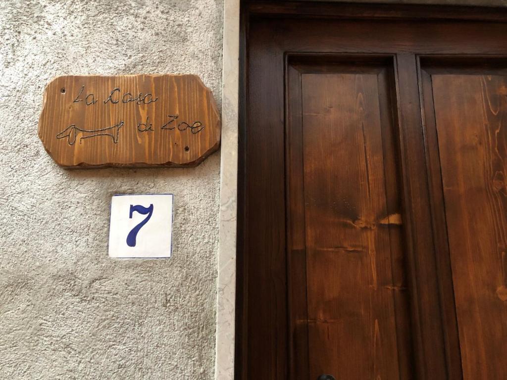 a sign on the side of a building next to a door at LA CASA DI ZOE in Campiglia Marittima