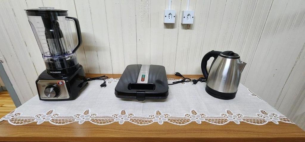 Příslušenství pro přípravu čaje a kávy v ubytování Casa aconchegante - compartilhada