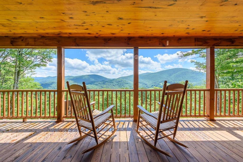 twee stoelen op een terras met uitzicht op de bergen bij Elk Knob Cabin in Boone