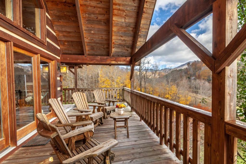 een terras met stoelen en tafels in een cabine bij Fly Way Dreams in Vilas