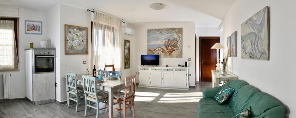 - un salon avec un canapé vert et une table dans l'établissement SOL LEONE, à Porto Torres