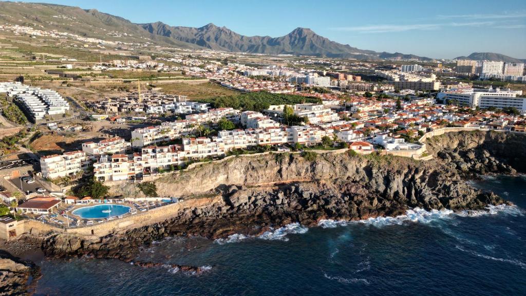 Vue aérienne d'une ville sur une falaise dans l'établissement Great oportunity Costa Adeje Holiday apartment first sea line Free Wifi, à Callao Salvaje
