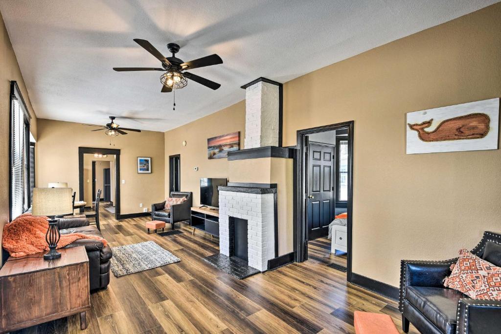 sala de estar con ventilador de techo y chimenea en DeLand Home, 8 Mi to Blue Spring State Park!, en De Land