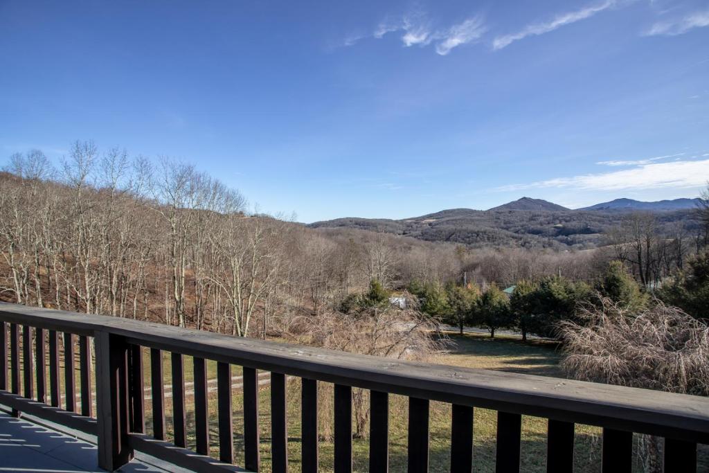 un balcone con vista sulle montagne di Mountain Skye Lodge a Banner Elk