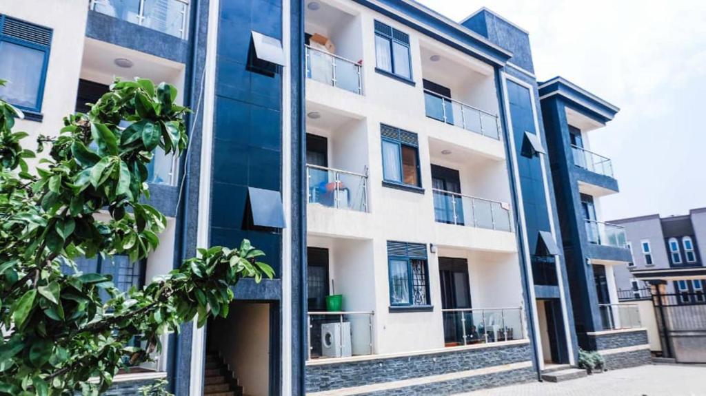 un immeuble avec une grande façade en verre dans l'établissement Sky Apartment kampala Feel At home, à Kampala