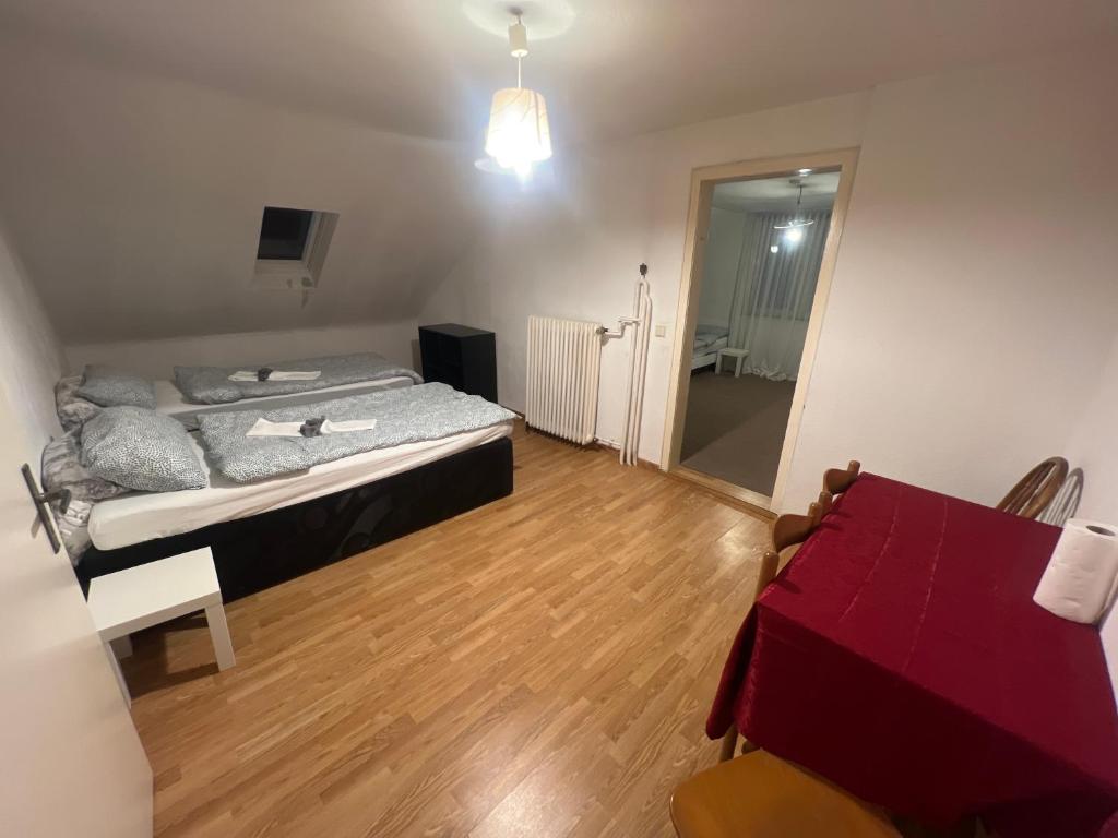 um quarto com uma cama, uma mesa e um espelho em Siegen Achenbach 3 em Siegen