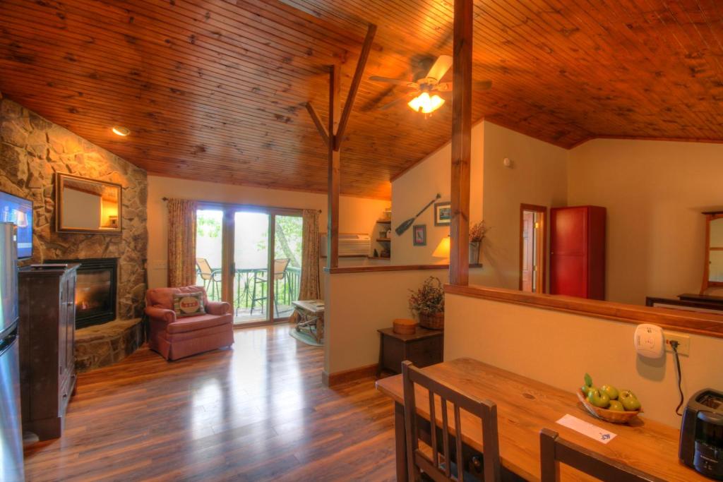 cocina y sala de estar con techo de madera en Sleepy Hollow, en Boone