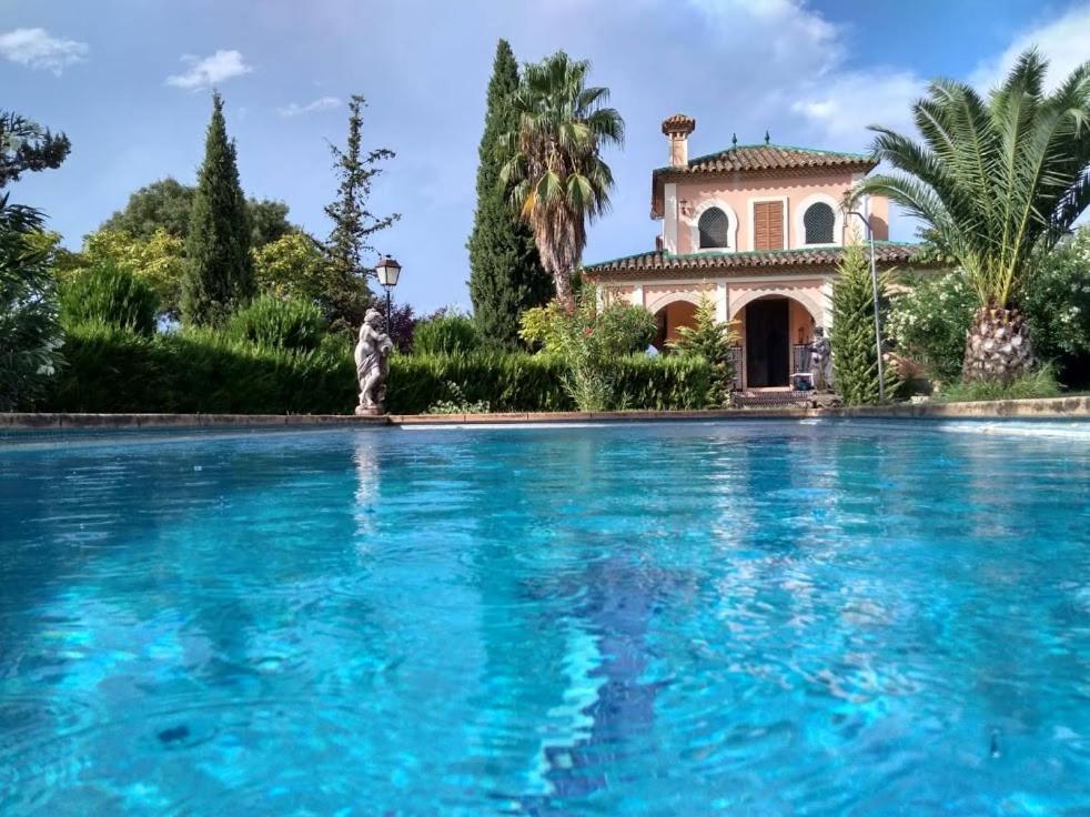 una gran piscina frente a una casa en Casa Villa Las Palmeras, en Arriate