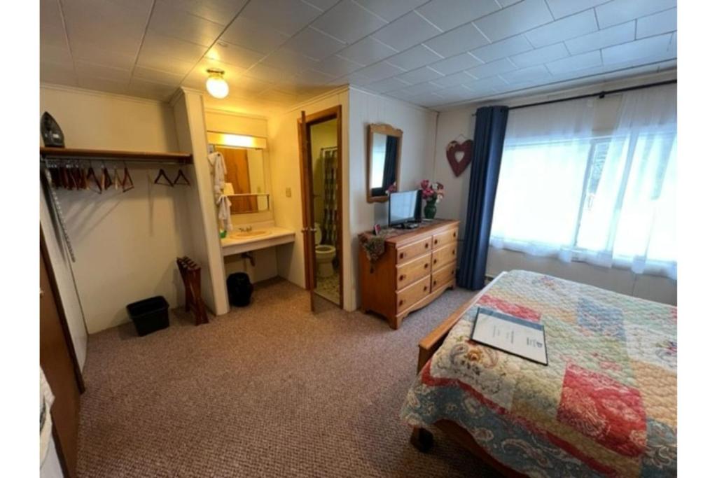 The Bavarian Manor Hotel - Quadruple Room With Private Bathroom