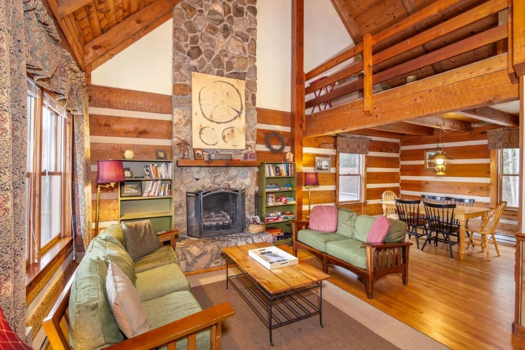 Posezení v ubytování Trailhead Cabin