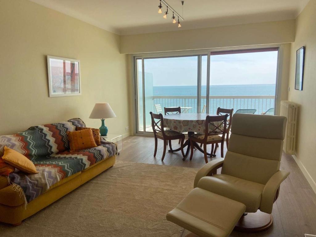 Posedenie v ubytovaní Appartement refait à neuf avec terrasse et parking, 1 chambre, 2 couchages, La Baule - FR-1-245-165