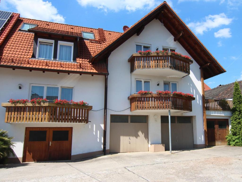 Casa blanca con ventanas y balcones en Ferienwohnungen Meyer, en Hochbuch