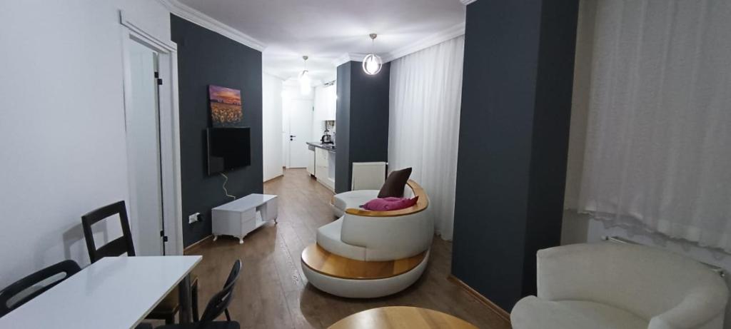 ein Wohnzimmer mit 2 Stühlen und einem Tisch in der Unterkunft Beşiktaş Merkez. in Istanbul