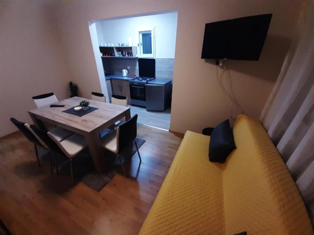 Televiisor ja/või meelelahutuskeskus majutusasutuses Haus Apartman Zaječar M&L
