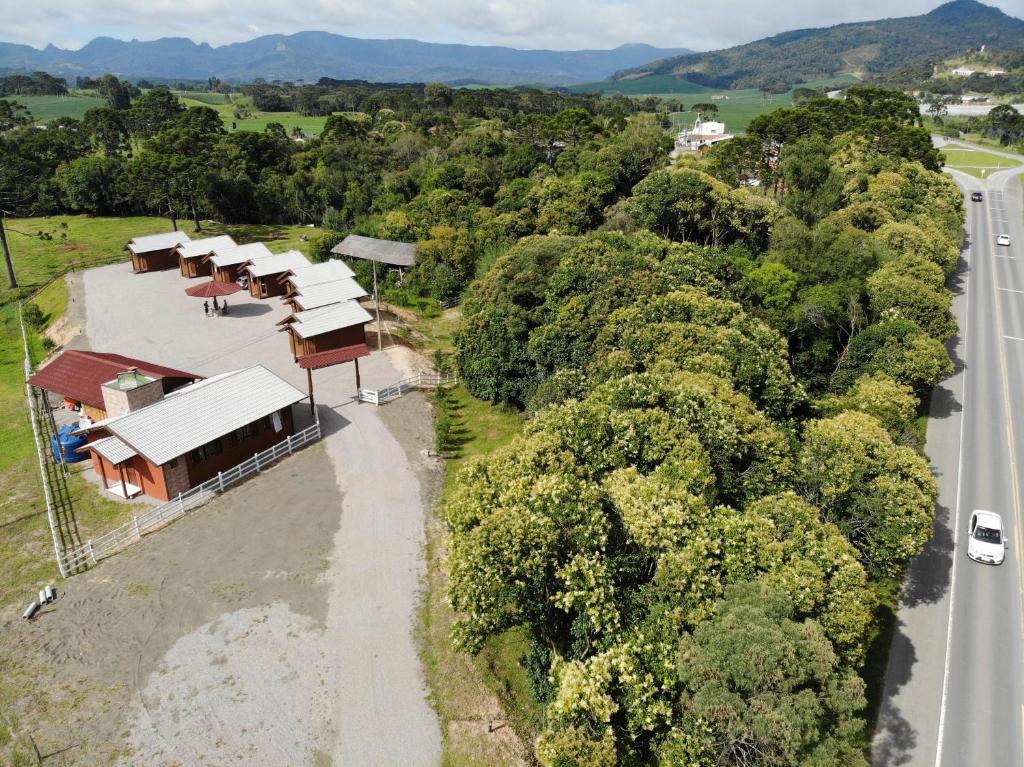 una vista aérea de una casa con árboles y una carretera en Pousada Caminhos da Serra, en Bom Retiro