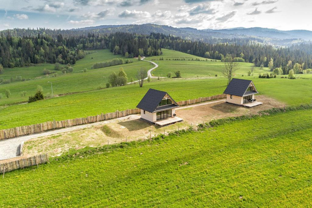 una vista aérea de una casa en un campo en Osada Janosika, en Klikuszowa