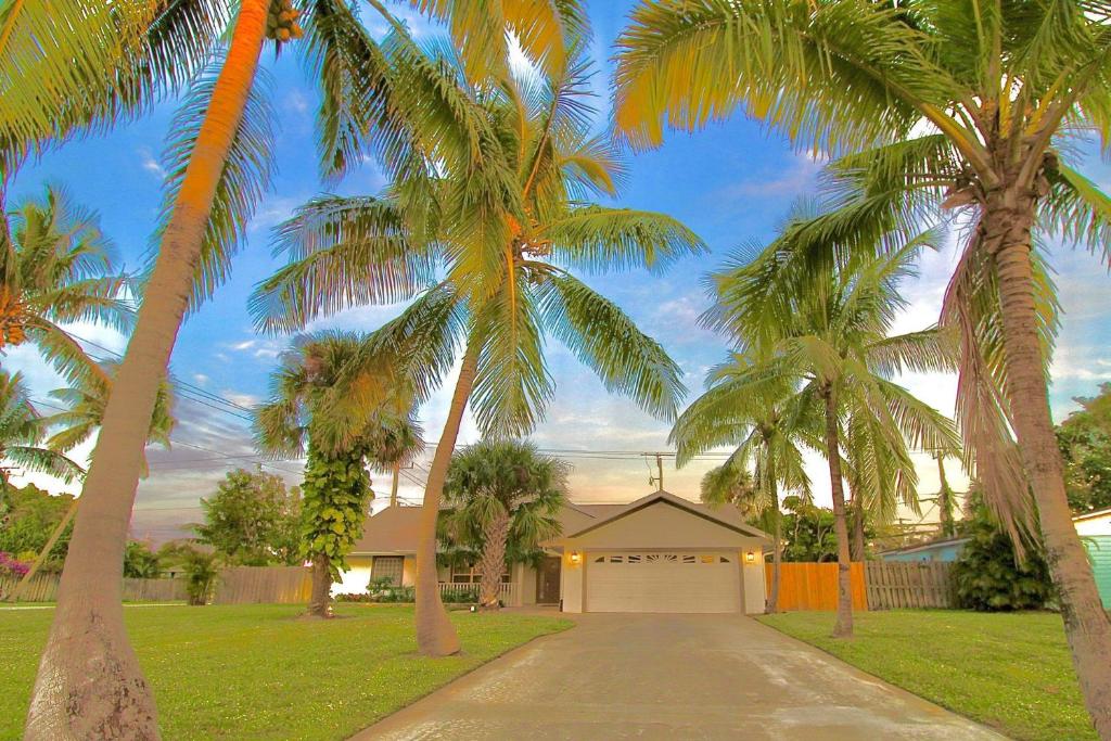 Dolphin House, Stuart (updated prices 2024)