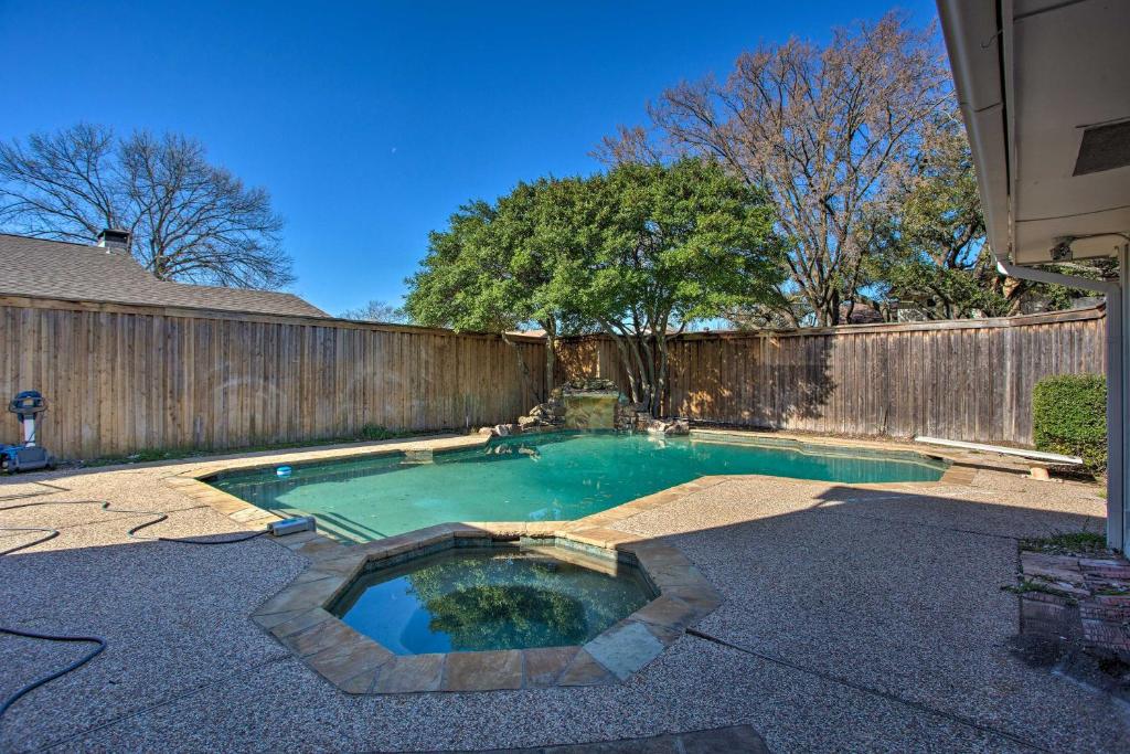Πισίνα στο ή κοντά στο 3 Mi to Spring Creek Forest Richardson Oasis
