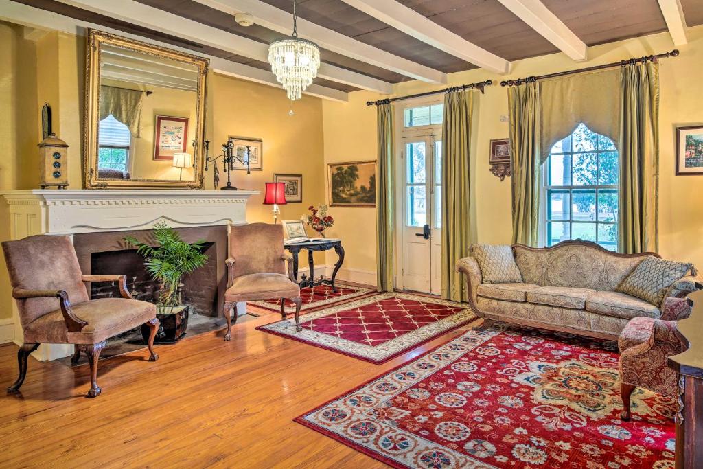 - un salon avec un canapé et une cheminée dans l'établissement Vintage Louisiana Vacation Rental Home, à New Roads
