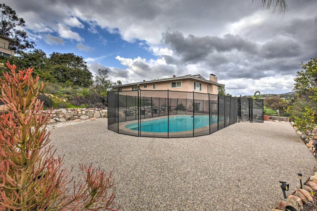 波威的住宿－Awesome Poway Home with Private Pool!，游泳池周围设有围栏的房子