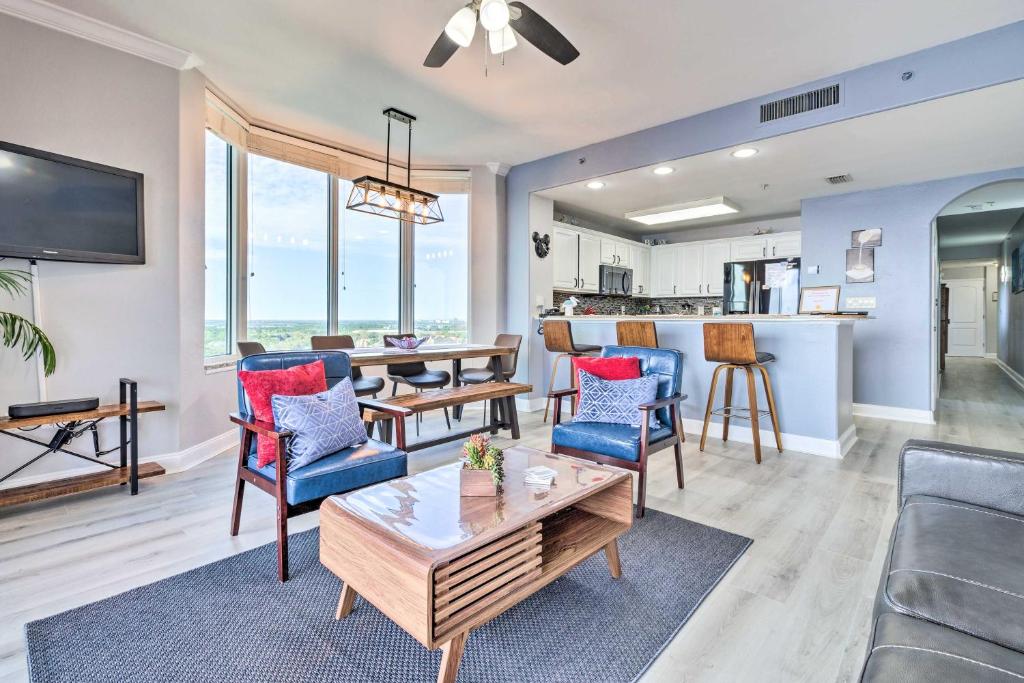 Family Resort Condo with 2 Pools 1 Mi to Disney! في أورلاندو: غرفة معيشة بها أريكة وطاولة