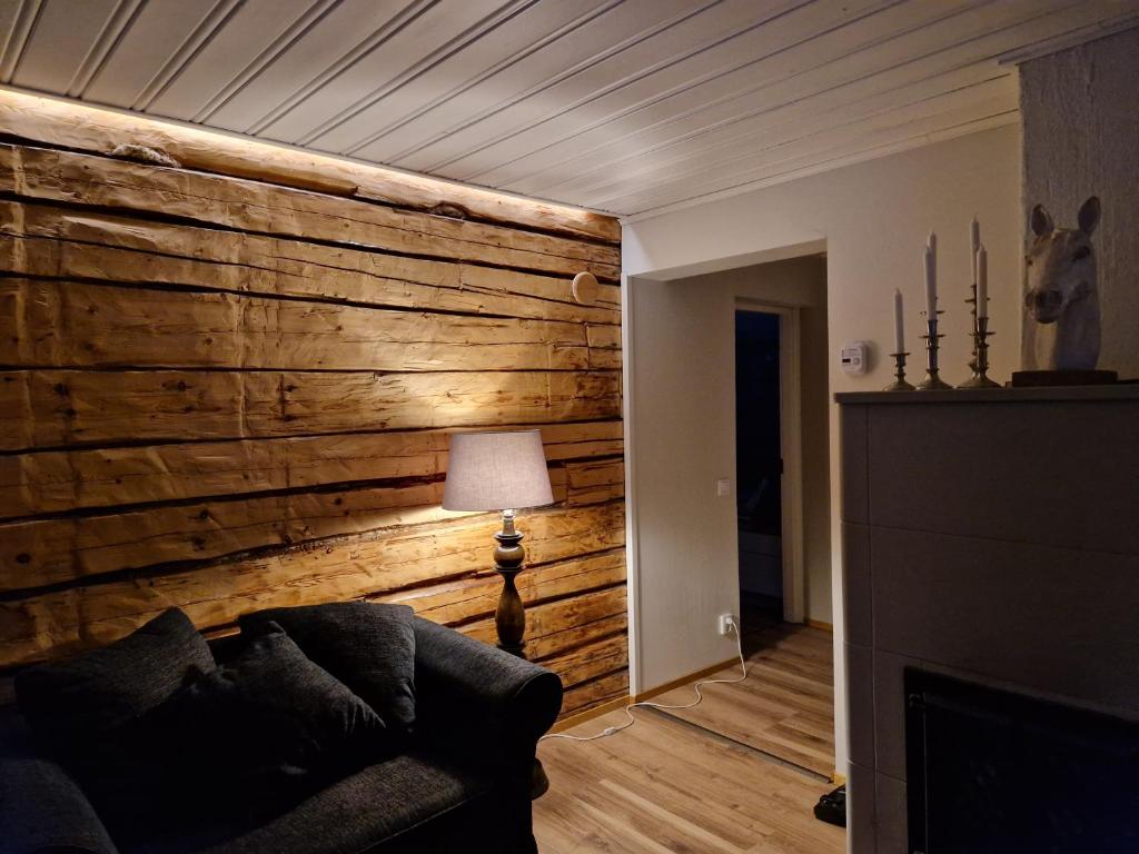 Huumoriharju - Chalet à Deux Chambres