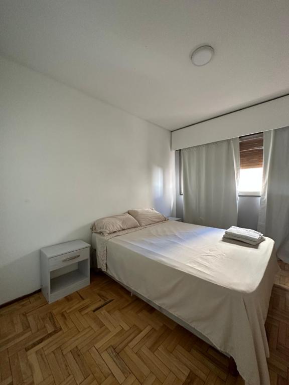 een slaapkamer met een groot bed en een raam bij Departamento de Lis in Mendoza
