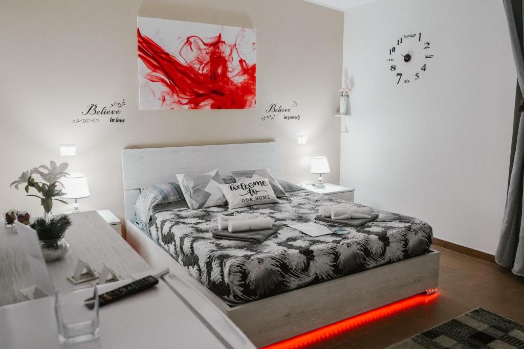 1 dormitorio con 1 cama y escritorio con escritorio en TROPICAL ROOM Vista Mare, en Cirò Marina