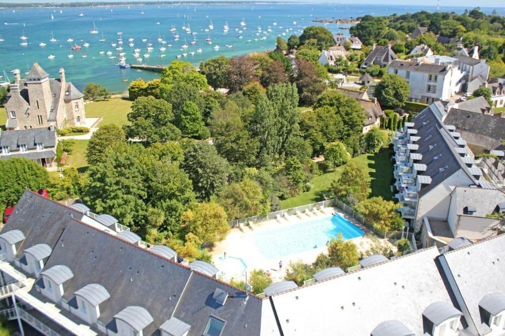 een luchtzicht op een huis met een zwembad bij L'ES-CALE DE BEG-MEIL AVEC PISCINE ET PLAGE Appartement avec 1 chambre et 1 alcôve in Fouesnant