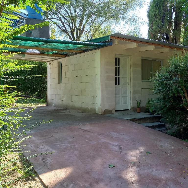 una pequeña casa con una entrada delante de ella en Villa Cura Brochero - La Moradita de VIlla Los Sauces en Villa Cura Brochero