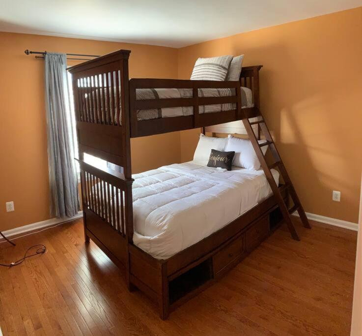 um quarto com 2 beliches num quarto em The Best Vacation Home To Fit All Your Needs! em Hyattsville