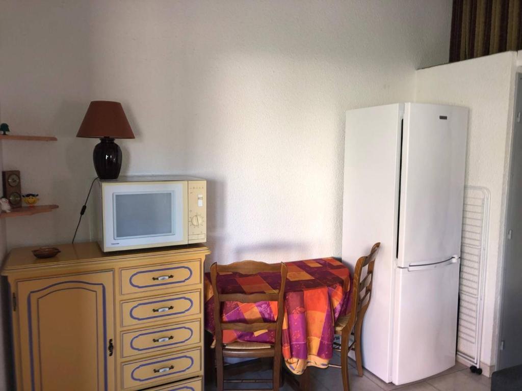 a kitchen with a microwave and a refrigerator at Villa Port Barcarès, 2 pièces, 4 personnes - FR-1-81-259 in Le Barcarès