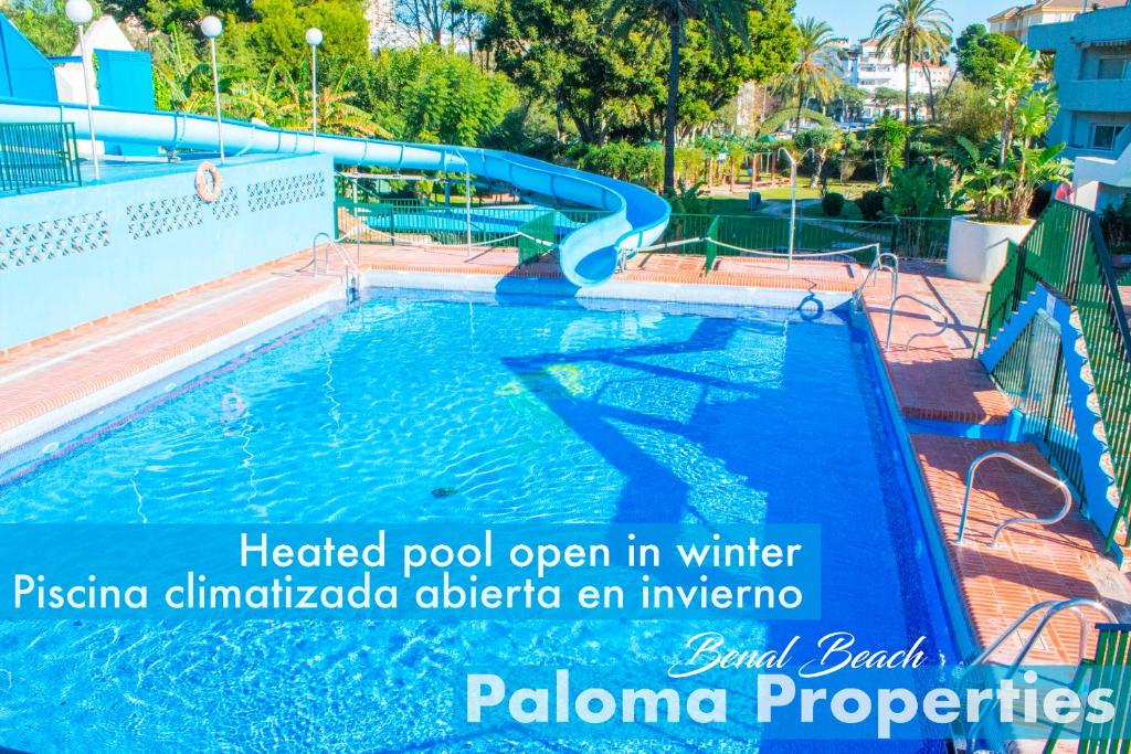 una piscina con un tobogán de agua en un parque en Benal beach suite, parque acuático y vistas al mar, en Benalmádena