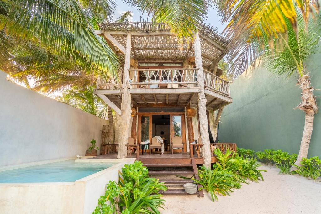 Casa con balcón y piscina en Casa Ganesh Tulum, en Tulum