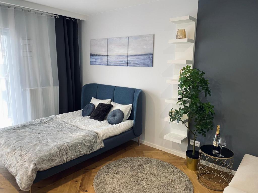 una camera da letto con un letto blu e cuscini sopra di Wileńska Home apartment 1 a Varsavia