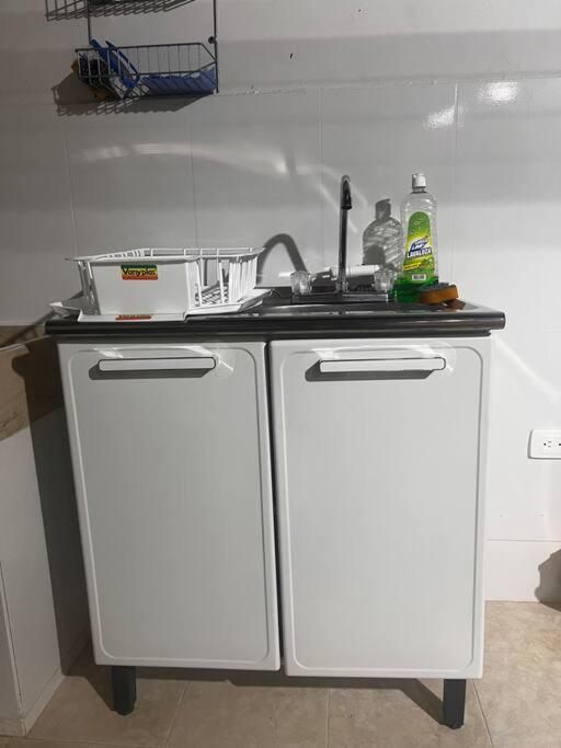 Kuchyň nebo kuchyňský kout v ubytování Habitación confortable y terraza Hamacas Coveñas