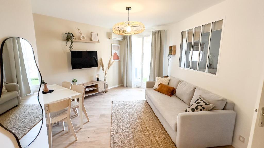 sala de estar con sofá y mesa en Terracotta by les Appartements Mistretta, en Sainte-Maxime