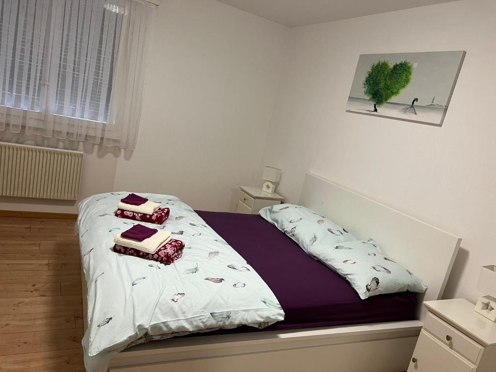 Un dormitorio con una cama con dos cajas. en MYM NOW Apartment in Bern, en Berna
