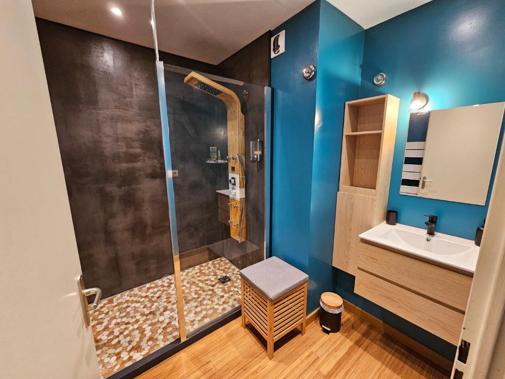 y baño con ducha y lavamanos. en T2 Parc & Cité Internationale en Caluire-et-Cuire