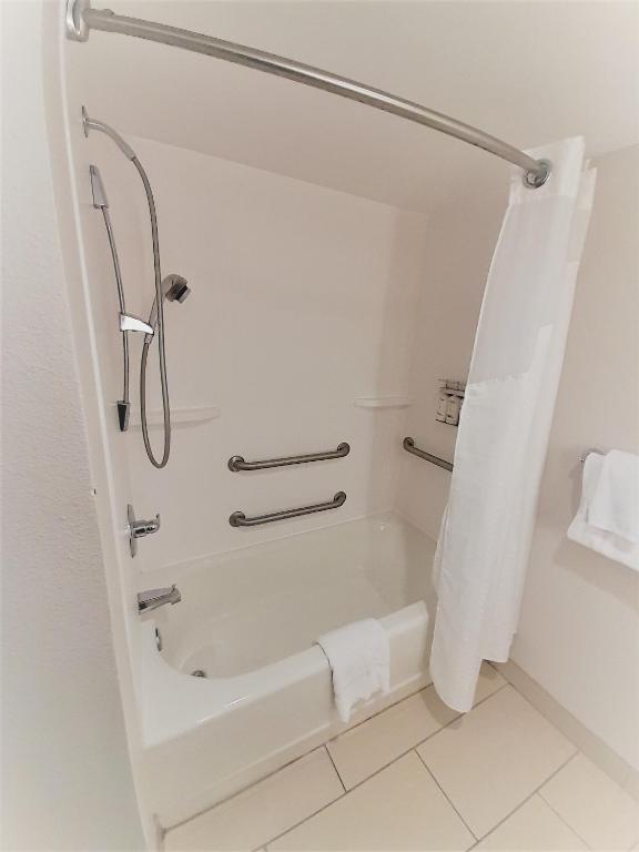 Holiday Inn Express Hotel & Suites Raleigh North - Wake Forest by IHG - King Room - Acceso A La Discapacidad