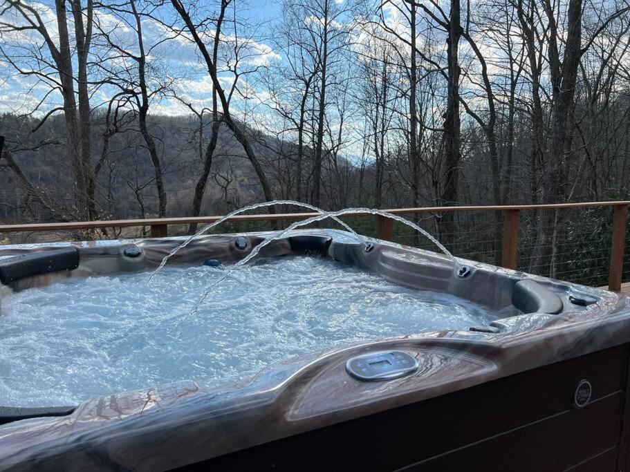 een jacuzzi met waterslang bij Wonderful cabin tucked in the woods /w Hot tub in Mountain City