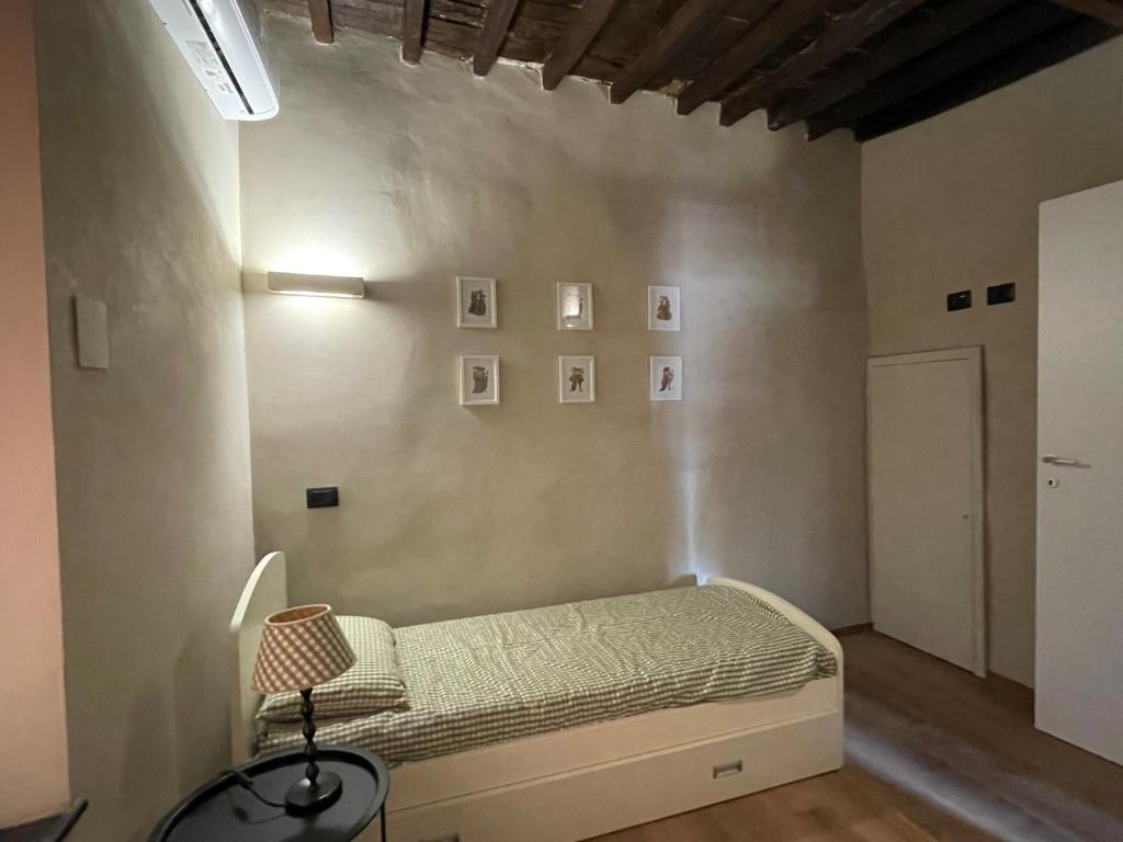 een slaapkamer met een bed en een muur met foto's bij La finestra sul Museo del Mare in Genua