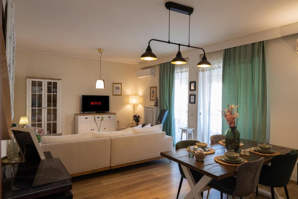 Posteľ alebo postele v izbe v ubytovaní Glyfada golf fourth floor apartment