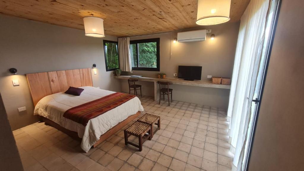 um quarto com uma cama e uma secretária. em El Ceibo habitacion en suite, San Lorenzo em Salta