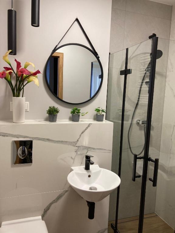 łazienka z umywalką i lustrem w obiekcie Nieborowska Loft - stylish apartment w Gdańsku