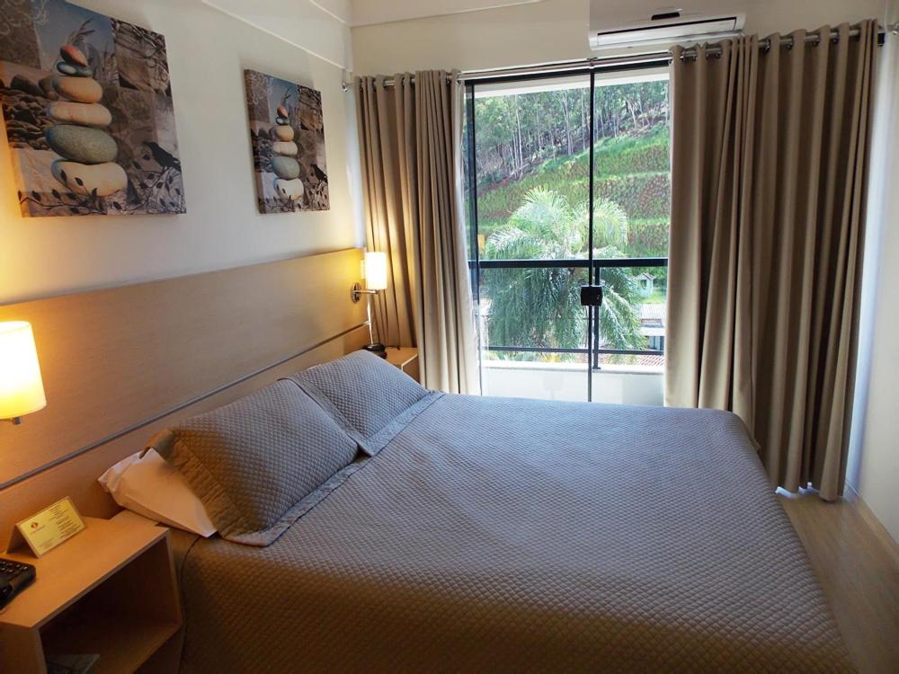Postel nebo postele na pokoji v ubytování Itajubá Flat Hotel