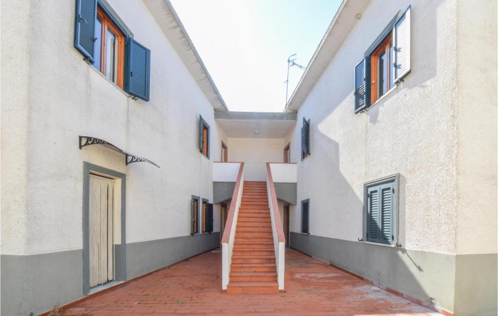 una escalera que conduce a un edificio con escalera en Pet Friendly Apartment In San Leonardo Di Cutro With Kitchen, en Le Castella