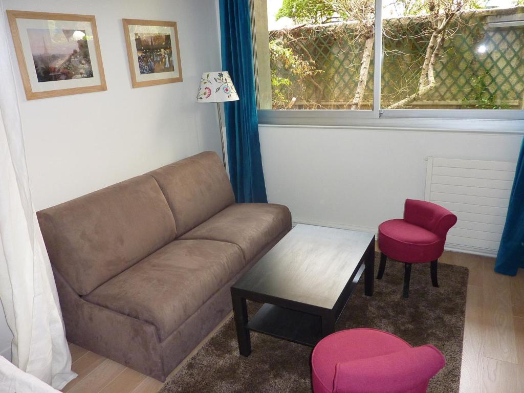 a living room with a couch and a table at Eiffel Grenelle in Paris