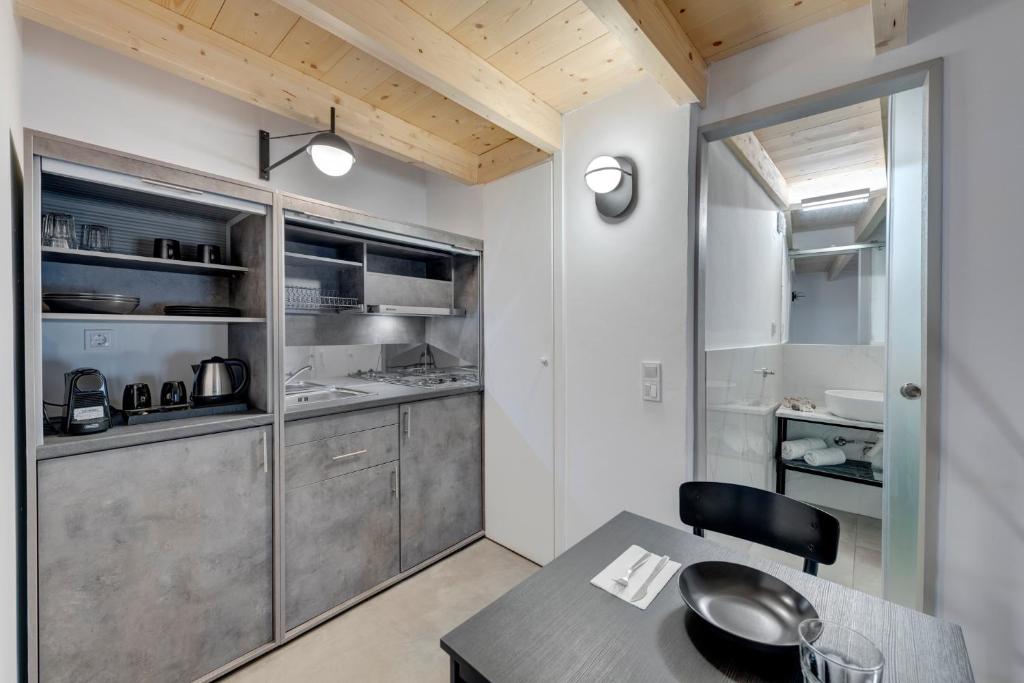 Una cocina o zona de cocina en The Ten Syros